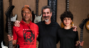 Náhledový obrázek k článku GLOSA: Serj Tankian s Morellem burcují proti bezpráví. I junior válí
