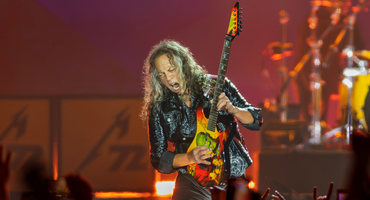 Náhledový obrázek k článku Pád z pódia na koncertě Metalliky. Kirk Hammett zahučel mezi fanoušky