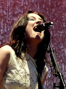 Náhledový obrázek k článku Něžnosti s tvrdou kytarou. Wolf Alice na Rock for People vymazali polibky i slunce