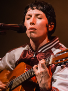 Náhledový obrázek k článku NAŽIVO: Aldous Harding s Prahou dokonale souzněla. Na vlastní koncert stála frontu