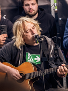 Náhledový obrázek k článku GLOSA: Márdi proti Saxon. Na Rock for People je přehrál od táboráku