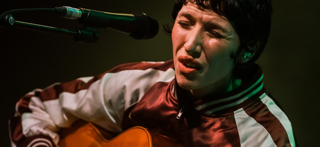 Obrázek k článku NAŽIVO: Aldous Harding s Prahou dokonale souzněla. Na vlastní koncert stála frontu