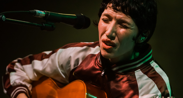 Náhledový obrázek k článku NAŽIVO: Aldous Harding s Prahou dokonale souzněla. Na vlastní koncert stála frontu