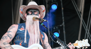 Náhledový obrázek k článku Maskovaný hrdina hrál do krve. Gay kovboj Orville Peck nadchnul Metronome