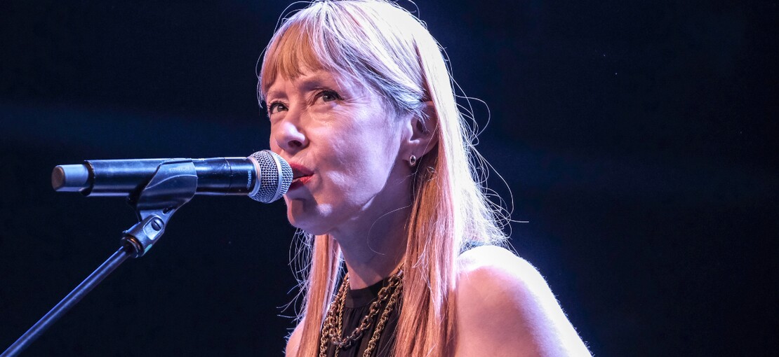 Obrázek k článku NAŽIVO: Prostě krása. Suzanne Vega je geniální vypravěčka příběhů. Přidal se i Karel Holas