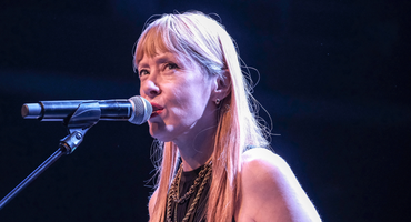 Náhledový obrázek k článku NAŽIVO: Prostě krása. Suzanne Vega je geniální vypravěčka příběhů. Přidal se i Karel Holas