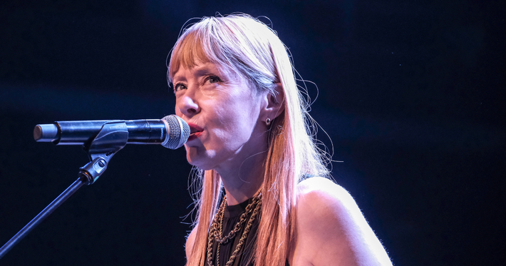 Náhledový obrázek k článku NAŽIVO: Prostě krása. Suzanne Vega je geniální vypravěčka příběhů. Přidal se i Karel Holas