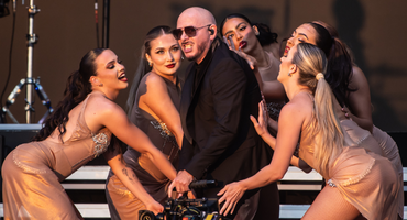 Náhledový obrázek k článku Dvacet dva tisíc plešounů. Pitbull se svými fanoušky vytvořil světový rekord