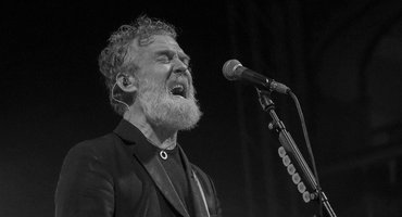 Náhledový obrázek k článku Zemřel Glen Hansard (56). Oscarový muzikant spjatý s Českem měl nehodu na motorce