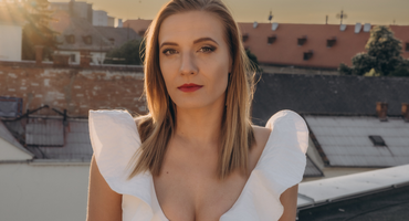 Náhledový obrázek k článku PREMIÉRA: Natálie Tichánková působí s novinkou rozruch. V televizi šedesátých let