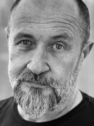 Náhledový obrázek k článku BULÍŘOVINY: Vztah umělce a fanouška se mění ve švédskou trojku. Uprostřed je streaming