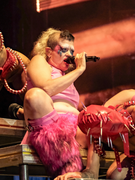 Náhledový obrázek k článku GLOSA: Přehlídka fantazie výstřední Peaches i rockové babičky odvázaly Colours