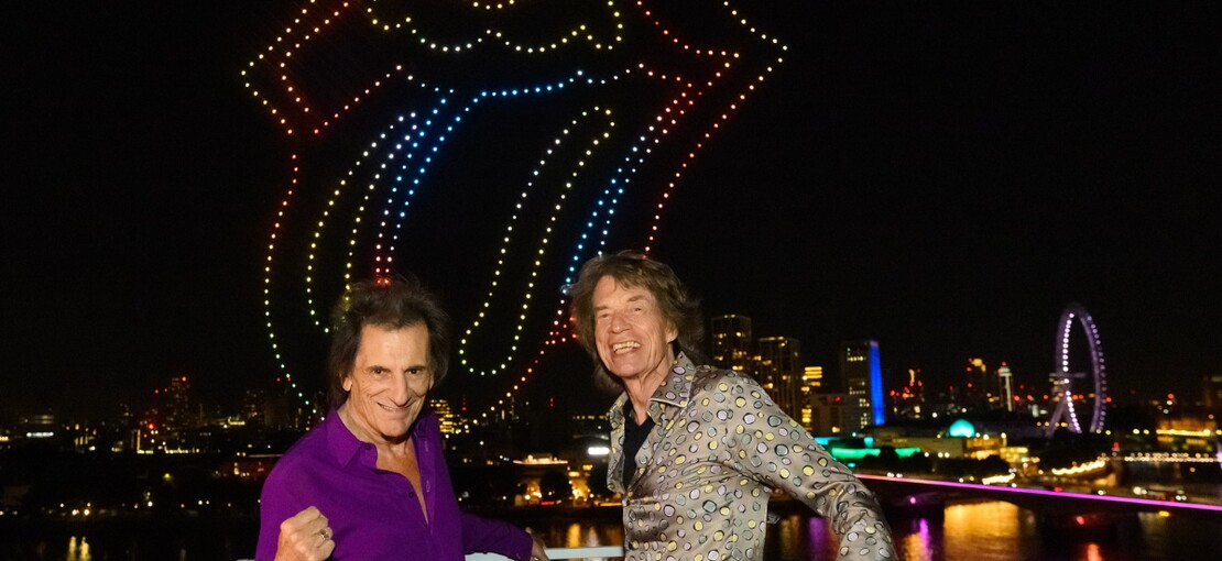 Obrázek k článku Pět set dronů nad Londýnem. Mick Jagger překvapil kritikou Ameriky