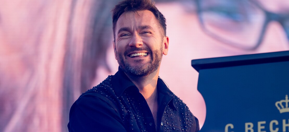 Obrázek k článku NAŽIVO: Marek Ztracený si na Letné splnil sen. Kluk ze Železné Rudy létal a strhával emocemi