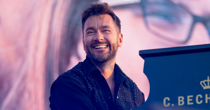 Náhledový obrázek k článku NAŽIVO: Marek Ztracený si na Letné splnil sen. Kluk ze Železné Rudy létal a strhával emocemi