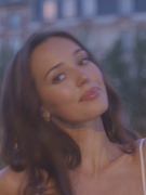 Náhledový obrázek k článku VIDEO: Zvrácená romance Charlotte Gott. Ulicemi Paříže prchá před láskou