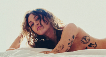 Náhledový obrázek k článku VIDEO: Zamilovaná Miley dovádí. Rozverný klip vydala spolu s desátým albem