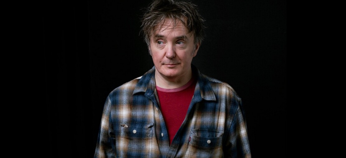 Obrázek k článku Zombíci, jazz a nálož humoru na rozdávání. Do Prahy se vrátí komik Dylan Moran