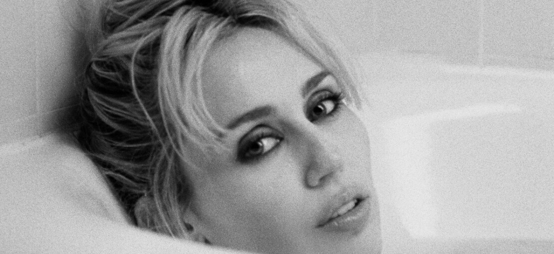 Obrázek k článku Miley dovádí se snoubencem v posteli. Rozverný klip vydala spolu s desátým albem