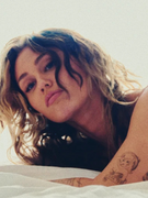 Náhledový obrázek k článku „Hudba nás ovládne.“ Miley Cyrus zahodila příjmení a vydává nové album
