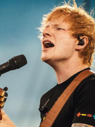 Náhledový obrázek k článku Ed Sheeran navzdory kritice. Na prvním koncertě odsoudil teror Hamásu i dění v Gaze. Ohradil se proti cenzuře