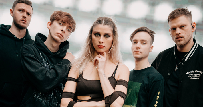 Náhledový obrázek k podcastu: Mája z Jamaron: Být ženská v rockové kapele? Dřív prokletí, dneska si to užívám (224)