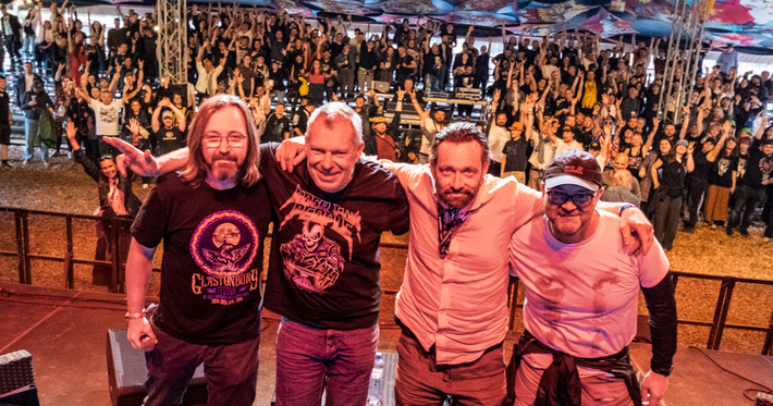 Náhledový obrázek k podcastu: Headliner půda (11): Festival je víc než jen pivo a párek. Šéfové Rock for People otevřeně o zákulisí