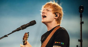 Náhledový obrázek k článku Ed Sheeran navzdory kritice. Na prvním koncertě odsoudil teror Hamásu i dění v Gaze. Ohradil se proti cenzuře