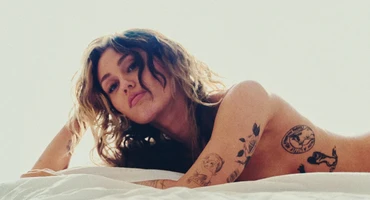 Náhledový obrázek k článku Miley Cyrus zahodila příjmení a překvapuje novým albem