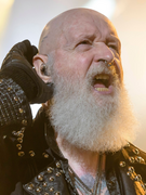 Náhledový obrázek k článku GLOSA: Srdce z metalu. Zpěvák Judas Priest znovu podpořil Ukrajinu