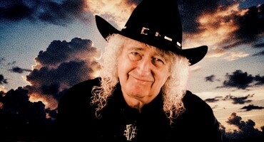 Náhledový obrázek k článku Když andělé zavolali Steva Croppera. V posmrtném singlu ho provází Brian May a Billy F.  Gibbons