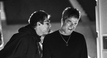 Náhledový obrázek k článku GLOSA: Hněv zůstal doma. Oasis v dokumentu zůstali vtipnými burany
