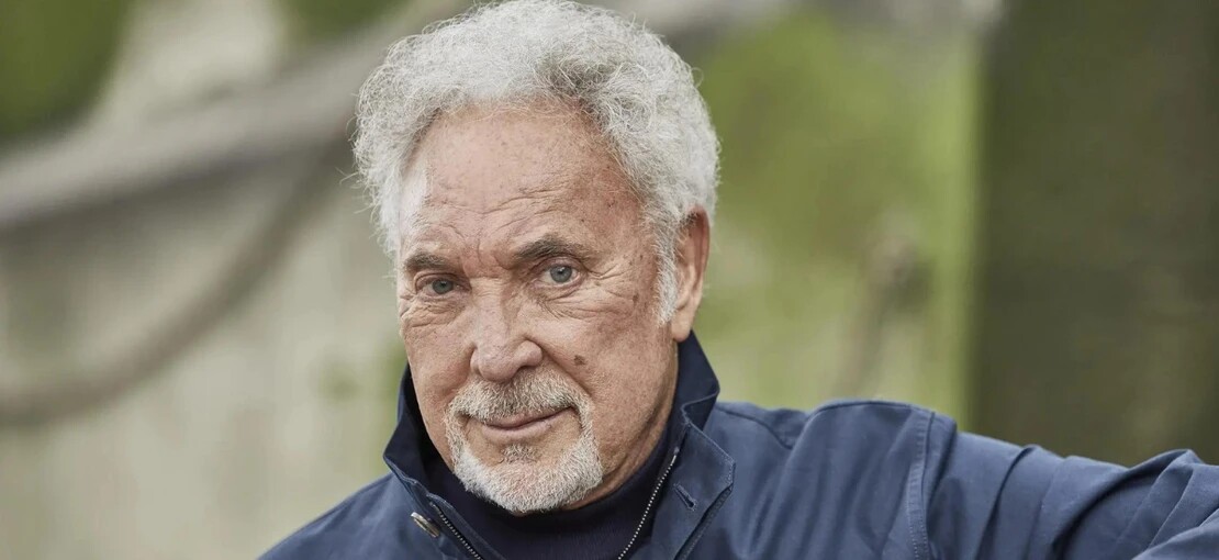 Obrázek k článku „Byl jsem safra dobrý,“ brání se Tom Jones. V 86 letech dostal padáka