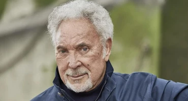Náhledový obrázek k článku „Byl jsem safra dobrý,“ brání se Tom Jones. V 86 letech dostal padáka