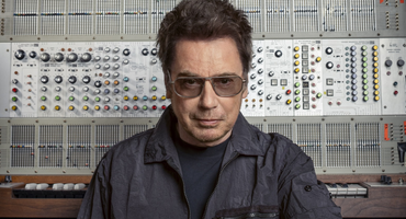 Náhledový obrázek k článku Z odmítaného alba s lebkou se stala legenda. Jean-Michel Jarre Praze opět přiveze Oxygene