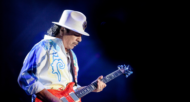 Náhledový obrázek k článku Carlos Santana hrál i na zelektrizovaného hada. Kytarový mág míří do Slavkova