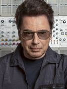 Náhledový obrázek k článku Z odmítaného alba s lebkou se stala legenda. Jean-Michel Jarre Praze opět přiveze Oxygene