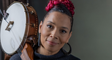 Náhledový obrázek k článku Čím temnější Amerika, tím laskavější hudba. Rhiannon Giddens věří v sílu naděje