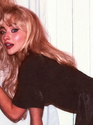 Náhledový obrázek k článku Klečící Sabina Carpenter pobouřila lascivním obalem. Teď žertuje o bohu