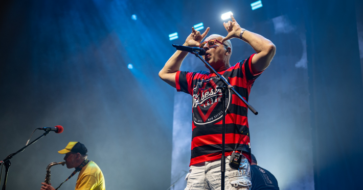 Náhledový obrázek k článku NAŽIVO: Život je takovej a Tři sestry jakbysmet. Platí to na Kovárně i v aréně