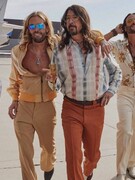 Náhledový obrázek k článku Foo Fighters se proměňují v Dee Gees a vydají album Hail Satin
