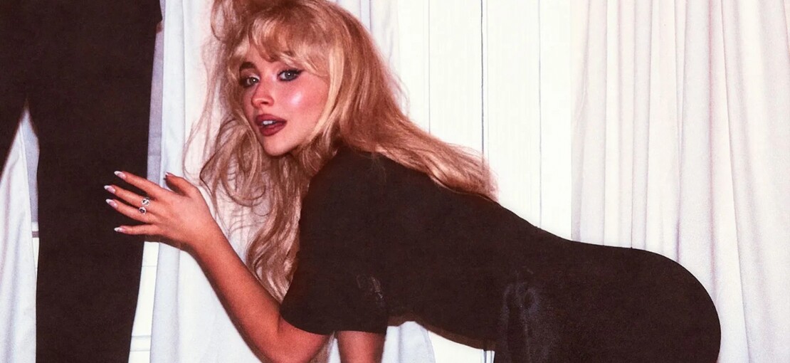 Obrázek k článku Klečící Sabina Carpenter pobouřila lascivním obalem. Teď žertuje o bohu