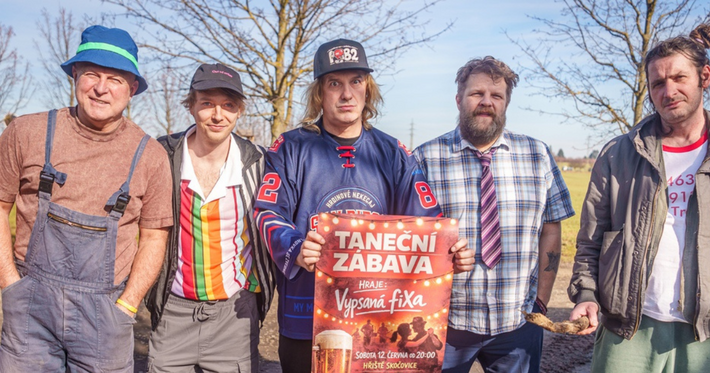 Náhledový obrázek k článku PREMIÉRA: Vypsaná fixa odhalila název desky. Z Jiřího Hrdiny je v klipu jezeďák