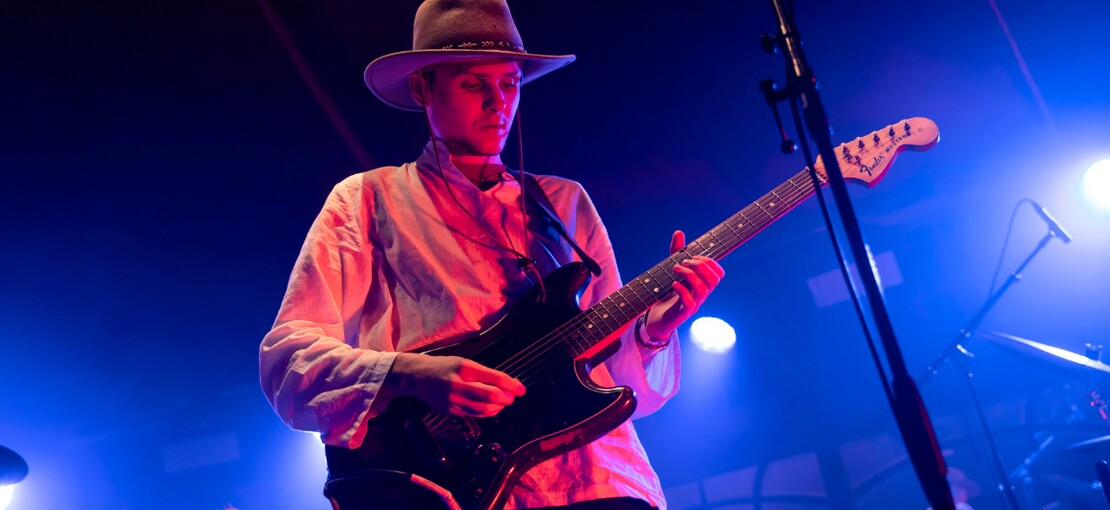 Obrázek k článku NEKROLOG: Kytarista kapely Black Midi se utrápil k smrti. Ohromný talent zhasl v 26 letech