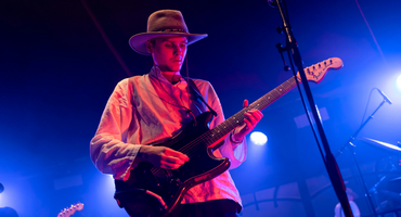 Náhledový obrázek k článku NEKROLOG: Kytarista kapely Black Midi se utrápil k smrti. Ohromný talent zhasl v 26 letech