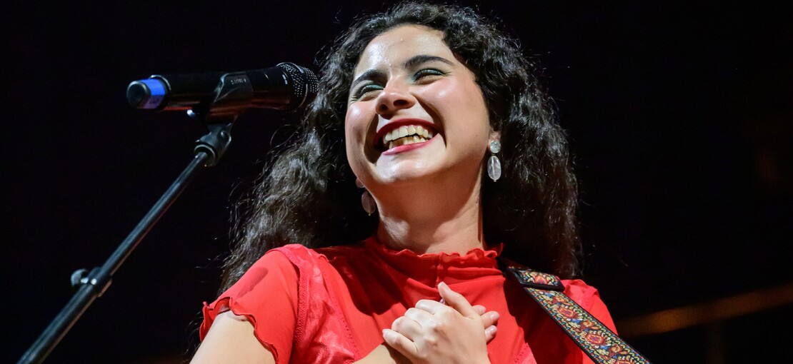 Obrázek k článku NAŽIVO: Písňový oltář zemřelým. Silvana Estrada rozzářila Rudolfinum