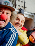 Náhledový obrázek k článku RECENZE: Špinavý humor obaluje svérázná kapela Fredy & Krasty solidní hudbou