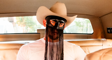 Náhledový obrázek k článku Kovboj Orville Peck se prožene po pražských pláních. Přijede na Metronome