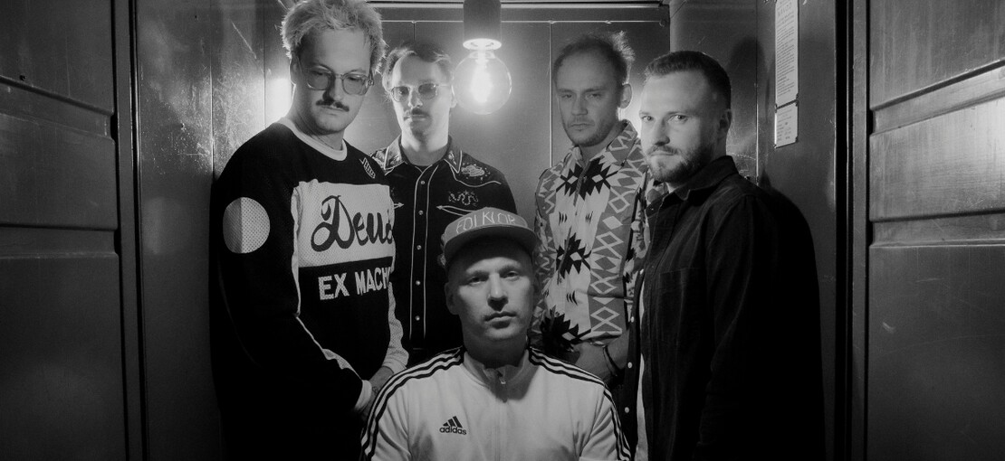 Obrázek k článku GLOSA: Temné emoce, zářivá písnička. WYFE zní v produkci Davida Žbirky návykově