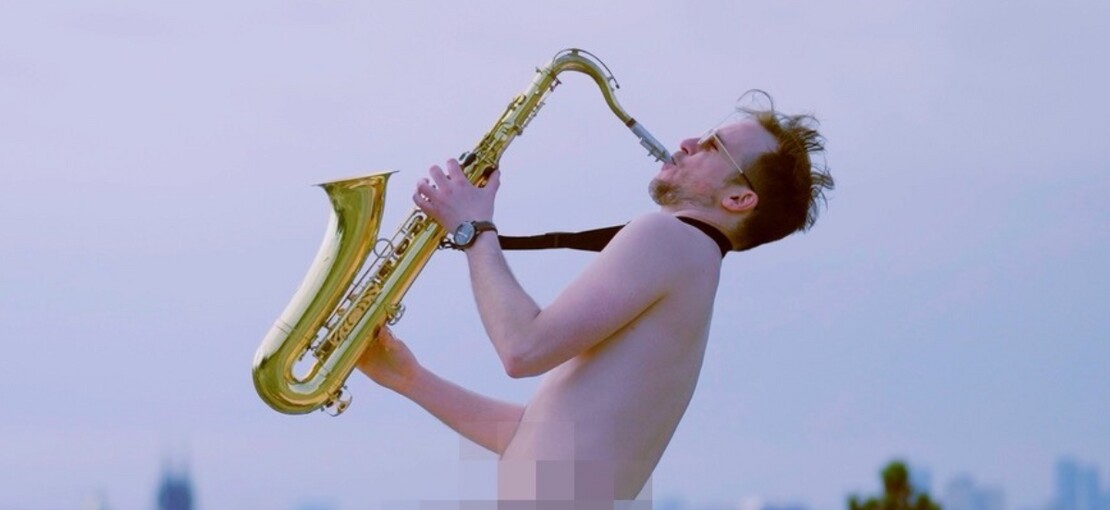 Obrázek k článku GLOSA: S nahým saxofonistou z Letné je legrace. Nebojí se jít s kůží na trh